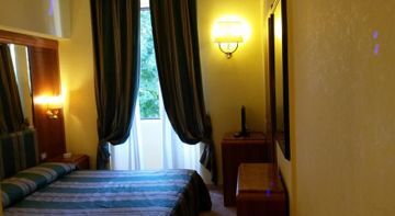 Raeli Lux Hotell